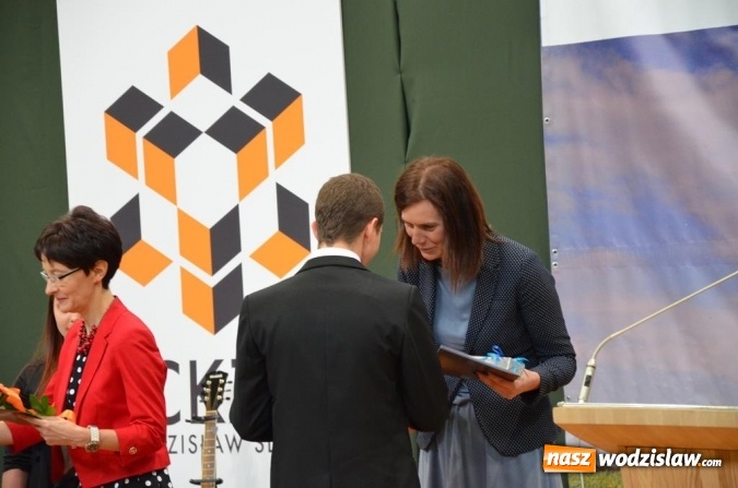 Zdjęcie w galerii na portalu naszwodzislaw.com: Maturzyści pożegnali szkoły wiadomości z regionu