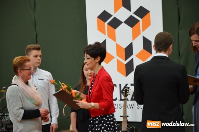 Zdjęcie w galerii na portalu naszwodzislaw.com: Maturzyści pożegnali szkoły wiadomości z regionu