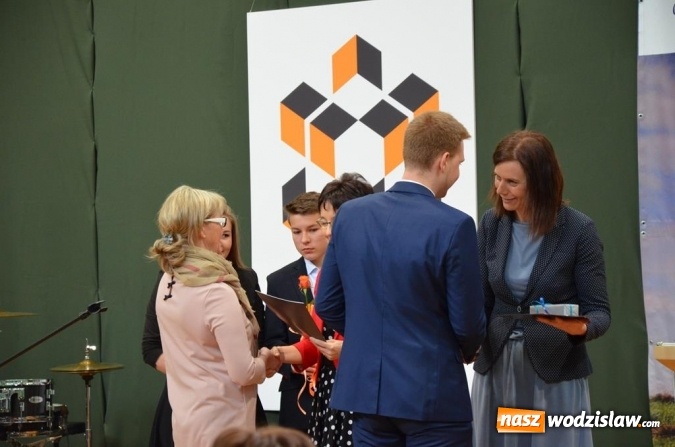 Zdjęcie w galerii na portalu naszwodzislaw.com: Maturzyści pożegnali szkoły wiadomości z regionu