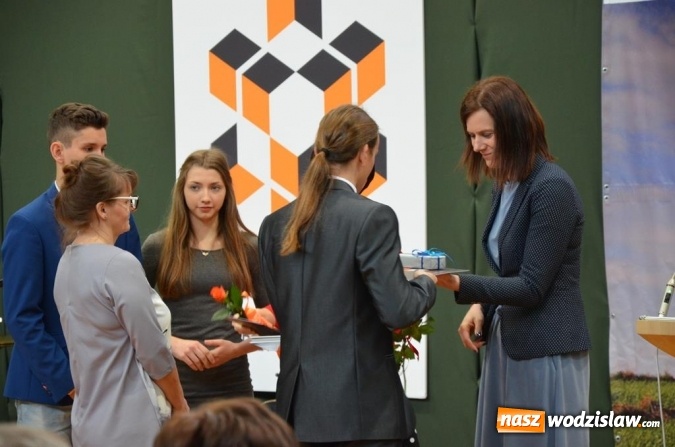 Zdjęcie w galerii na portalu naszwodzislaw.com: Maturzyści pożegnali szkoły wiadomości z regionu