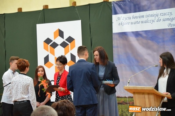 Zdjęcie w galerii na portalu naszwodzislaw.com: Maturzyści pożegnali szkoły wiadomości z regionu