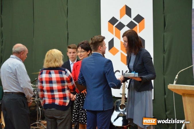 Zdjęcie w galerii na portalu naszwodzislaw.com: Maturzyści pożegnali szkoły wiadomości z regionu