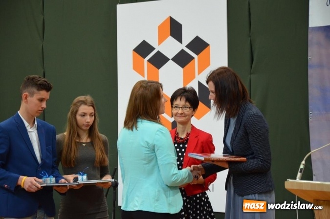Zdjęcie w galerii na portalu naszwodzislaw.com: Maturzyści pożegnali szkoły wiadomości z regionu