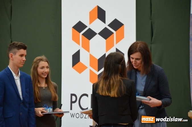 Zdjęcie w galerii na portalu naszwodzislaw.com: Maturzyści pożegnali szkoły wiadomości z regionu