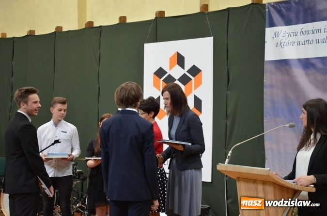 Zdjęcie w galerii na portalu naszwodzislaw.com: Maturzyści pożegnali szkoły wiadomości z regionu