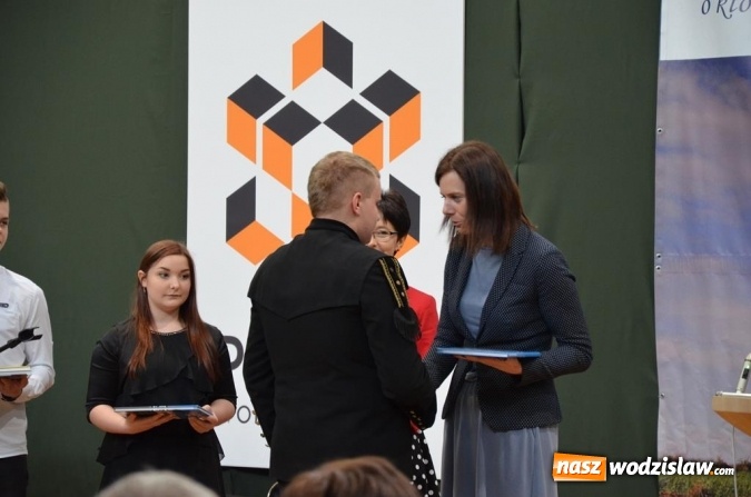 Zdjęcie w galerii na portalu naszwodzislaw.com: Maturzyści pożegnali szkoły wiadomości z regionu
