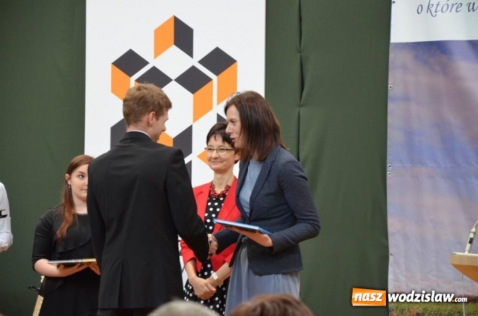 Zdjęcie w galerii na portalu naszwodzislaw.com: Maturzyści pożegnali szkoły wiadomości z regionu