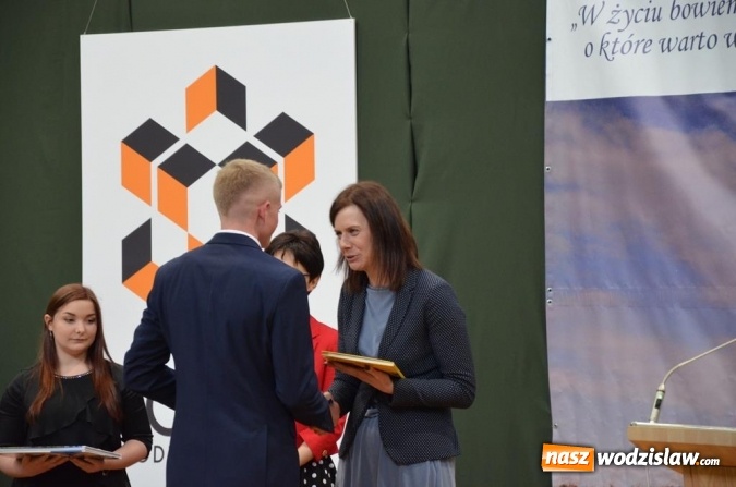 Zdjęcie w galerii na portalu naszwodzislaw.com: Maturzyści pożegnali szkoły wiadomości z regionu