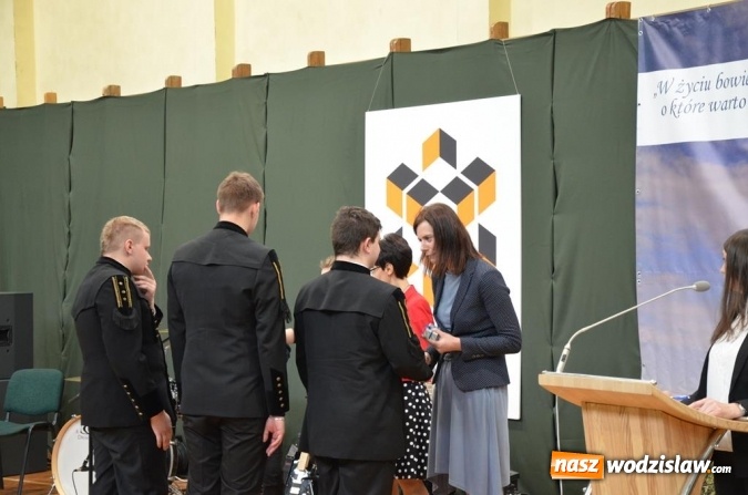 Zdjęcie w galerii na portalu naszwodzislaw.com: Maturzyści pożegnali szkoły wiadomości z regionu