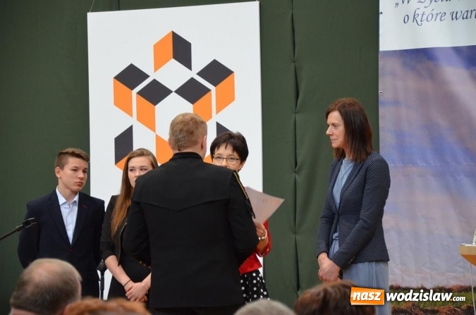 Zdjęcie w galerii na portalu naszwodzislaw.com: Maturzyści pożegnali szkoły wiadomości z regionu