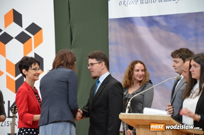 Zdjęcie w galerii na portalu naszwodzislaw.com: Maturzyści pożegnali szkoły wiadomości z regionu