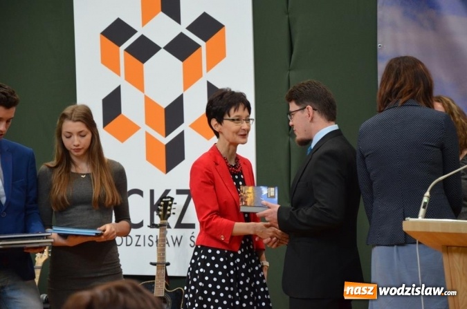 Zdjęcie w galerii na portalu naszwodzislaw.com: Maturzyści pożegnali szkoły wiadomości z regionu