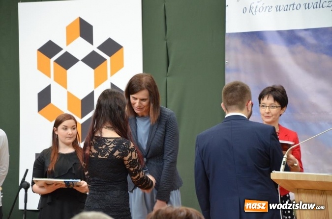 Zdjęcie w galerii na portalu naszwodzislaw.com: Maturzyści pożegnali szkoły wiadomości z regionu