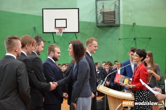 Zdjęcie w galerii na portalu naszwodzislaw.com: Maturzyści pożegnali szkoły wiadomości z regionu