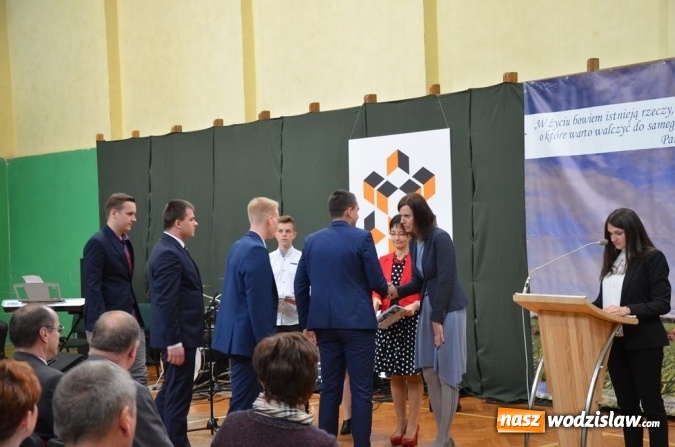 Zdjęcie w galerii na portalu naszwodzislaw.com: Maturzyści pożegnali szkoły wiadomości z regionu