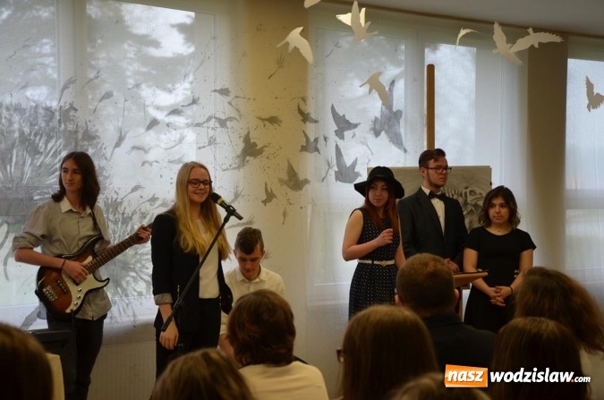 Zdjęcie w galerii na portalu naszwodzislaw.com: Maturzyści pożegnali szkoły wiadomości z regionu