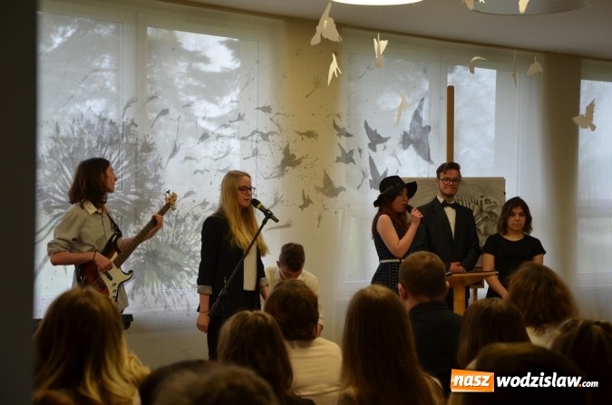 Zdjęcie w galerii na portalu naszwodzislaw.com: Maturzyści pożegnali szkoły wiadomości z regionu