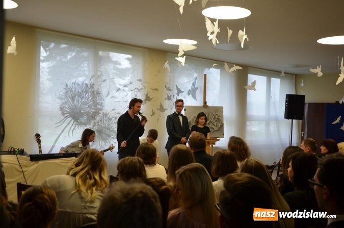 Zdjęcie w galerii na portalu naszwodzislaw.com: Maturzyści pożegnali szkoły wiadomości z regionu