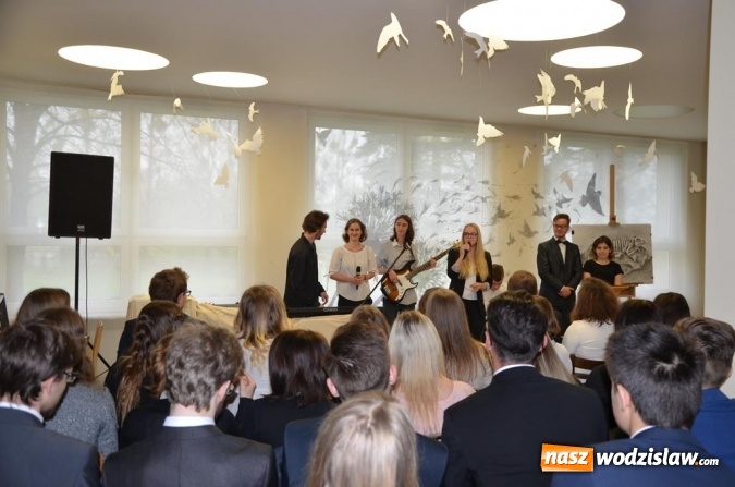 Zdjęcie w galerii na portalu naszwodzislaw.com: Maturzyści pożegnali szkoły wiadomości z regionu