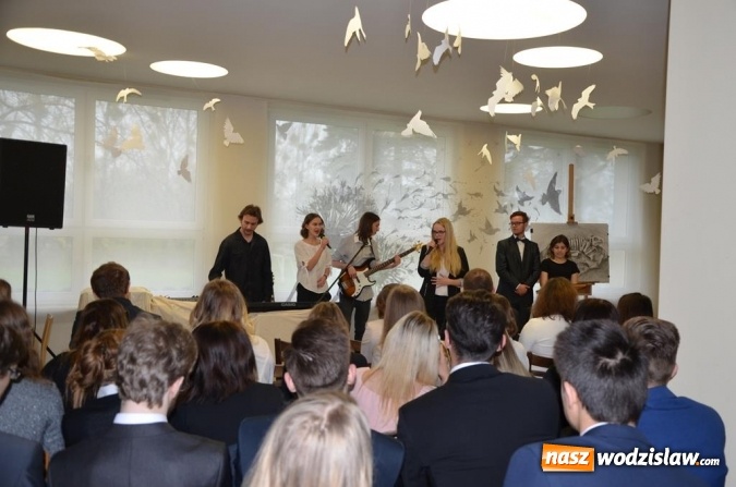 Zdjęcie w galerii na portalu naszwodzislaw.com: Maturzyści pożegnali szkoły wiadomości z regionu