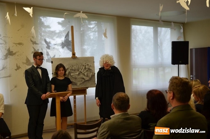 Zdjęcie w galerii na portalu naszwodzislaw.com: Maturzyści pożegnali szkoły wiadomości z regionu