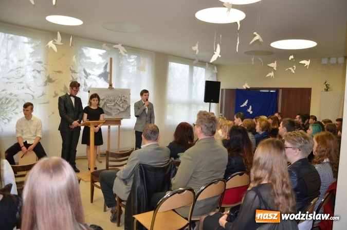 Zdjęcie w galerii na portalu naszwodzislaw.com: Maturzyści pożegnali szkoły wiadomości z regionu