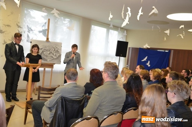 Zdjęcie w galerii na portalu naszwodzislaw.com: Maturzyści pożegnali szkoły wiadomości z regionu
