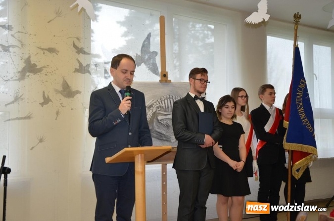 Zdjęcie w galerii na portalu naszwodzislaw.com: Maturzyści pożegnali szkoły wiadomości z regionu