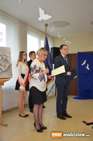 Zdjęcie w galerii na portalu naszwodzislaw.com: Maturzyści pożegnali szkoły wiadomości z regionu
