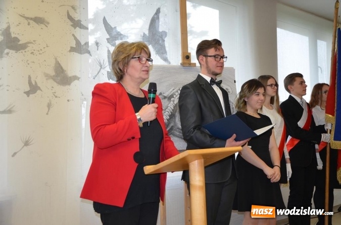Zdjęcie w galerii na portalu naszwodzislaw.com: Maturzyści pożegnali szkoły wiadomości z regionu