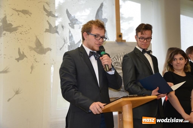 Zdjęcie w galerii na portalu naszwodzislaw.com: Maturzyści pożegnali szkoły wiadomości z regionu