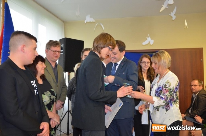 Zdjęcie w galerii na portalu naszwodzislaw.com: Maturzyści pożegnali szkoły wiadomości z regionu