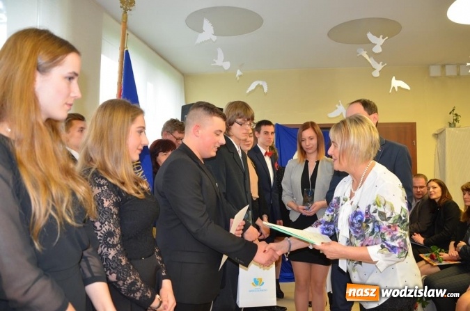 Zdjęcie w galerii na portalu naszwodzislaw.com: Maturzyści pożegnali szkoły wiadomości z regionu