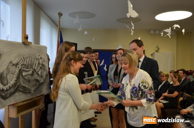 Zdjęcie w galerii na portalu naszwodzislaw.com: Maturzyści pożegnali szkoły wiadomości z regionu