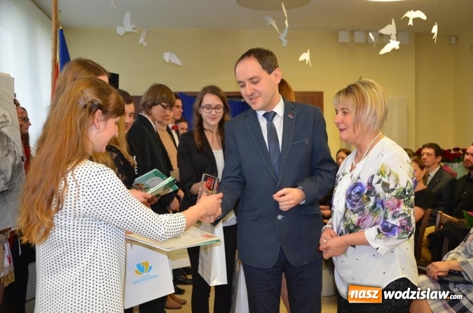 Zdjęcie w galerii na portalu naszwodzislaw.com: Maturzyści pożegnali szkoły wiadomości z regionu