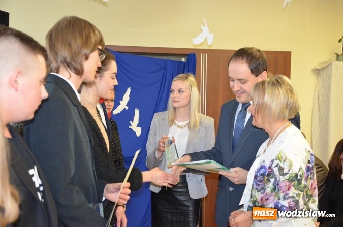 Zdjęcie w galerii na portalu naszwodzislaw.com: Maturzyści pożegnali szkoły wiadomości z regionu