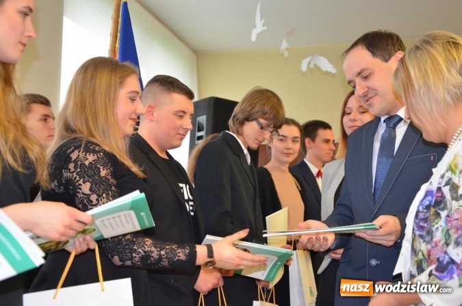 Zdjęcie w galerii na portalu naszwodzislaw.com: Maturzyści pożegnali szkoły wiadomości z regionu