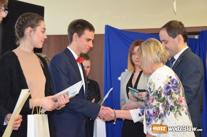 Zdjęcie w galerii na portalu naszwodzislaw.com: Maturzyści pożegnali szkoły wiadomości z regionu