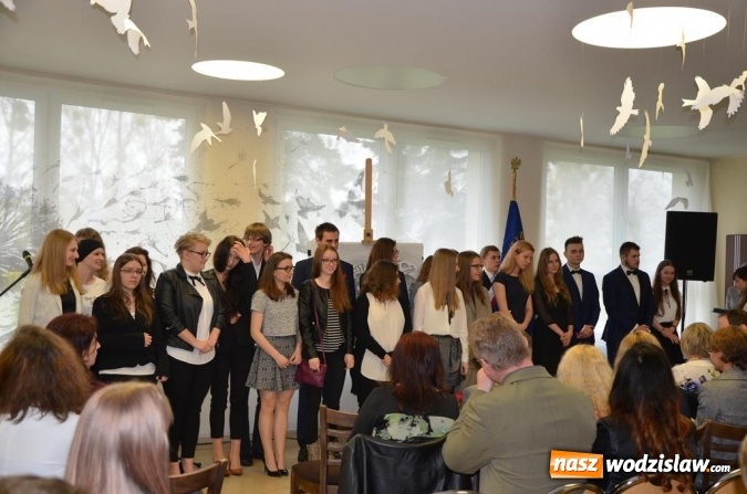 Zdjęcie w galerii na portalu naszwodzislaw.com: Maturzyści pożegnali szkoły wiadomości z regionu