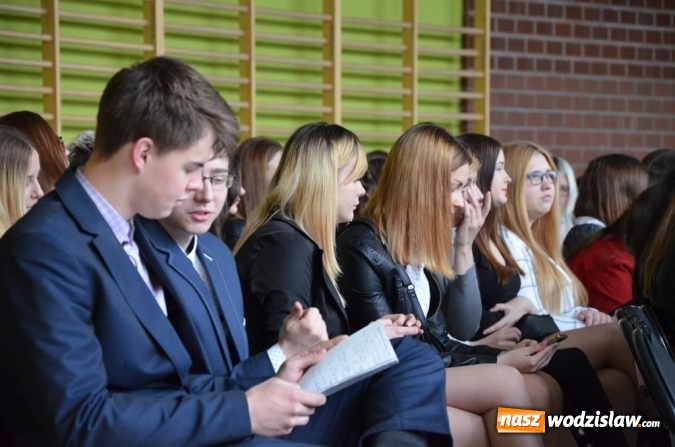 Zdjęcie w galerii na portalu naszwodzislaw.com: Maturzyści pożegnali szkoły wiadomości z regionu