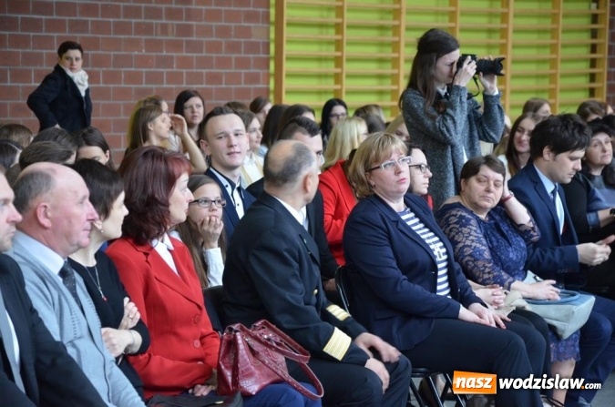 Zdjęcie w galerii na portalu naszwodzislaw.com: Maturzyści pożegnali szkoły wiadomości z regionu