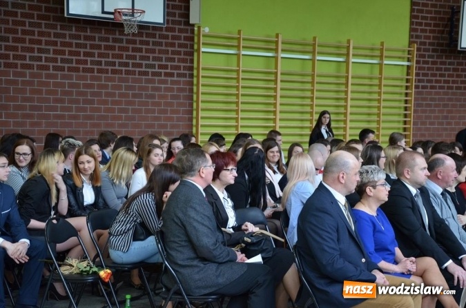 Zdjęcie w galerii na portalu naszwodzislaw.com: Maturzyści pożegnali szkoły wiadomości z regionu