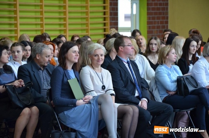 Zdjęcie w galerii na portalu naszwodzislaw.com: Maturzyści pożegnali szkoły wiadomości z regionu