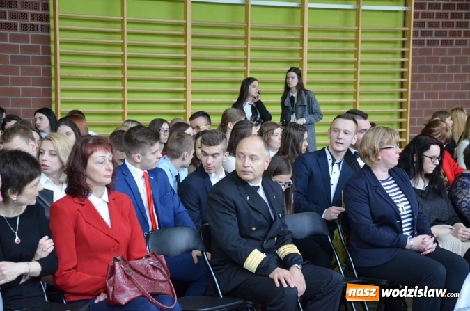 Zdjęcie w galerii na portalu naszwodzislaw.com: Maturzyści pożegnali szkoły wiadomości z regionu