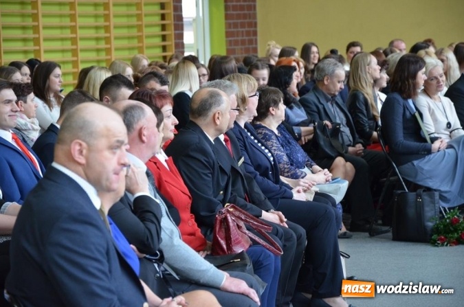 Zdjęcie w galerii na portalu naszwodzislaw.com: Maturzyści pożegnali szkoły wiadomości z regionu