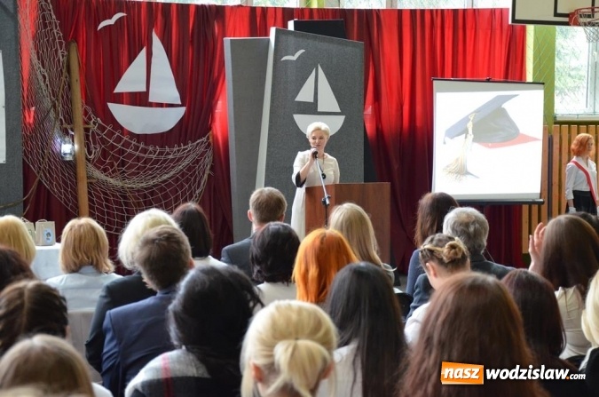 Zdjęcie w galerii na portalu naszwodzislaw.com: Maturzyści pożegnali szkoły wiadomości z regionu