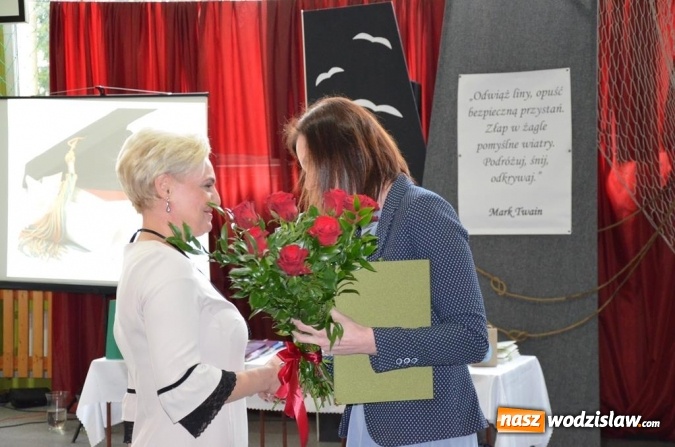 Zdjęcie w galerii na portalu naszwodzislaw.com: Maturzyści pożegnali szkoły wiadomości z regionu