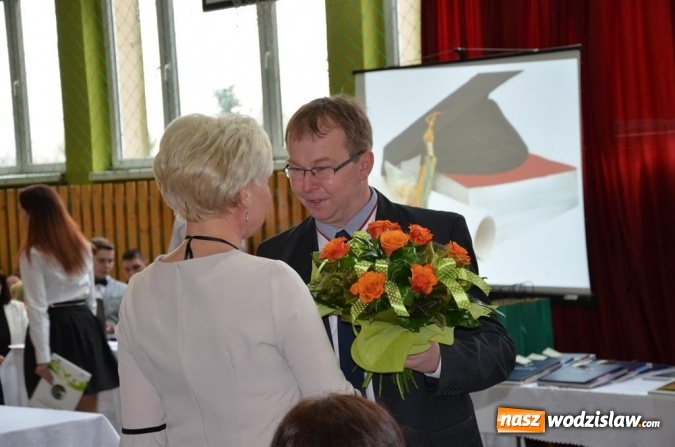 Zdjęcie w galerii na portalu naszwodzislaw.com: Maturzyści pożegnali szkoły wiadomości z regionu