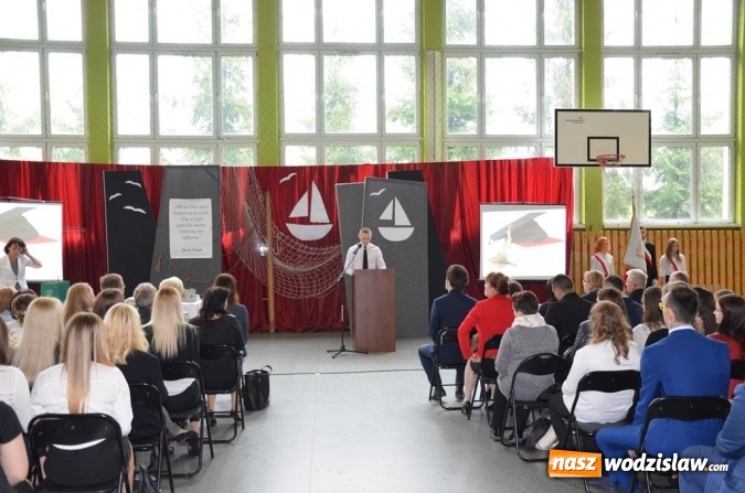Zdjęcie w galerii na portalu naszwodzislaw.com: Maturzyści pożegnali szkoły wiadomości z regionu