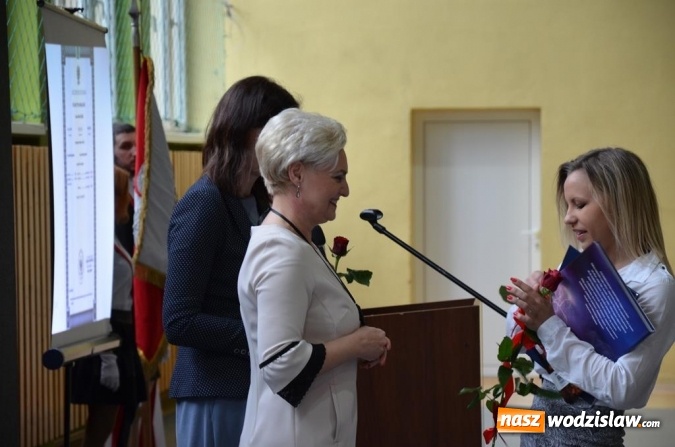 Zdjęcie w galerii na portalu naszwodzislaw.com: Maturzyści pożegnali szkoły wiadomości z regionu